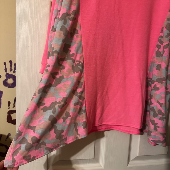 Vet cute tunic style top. - Picture 4 of 5